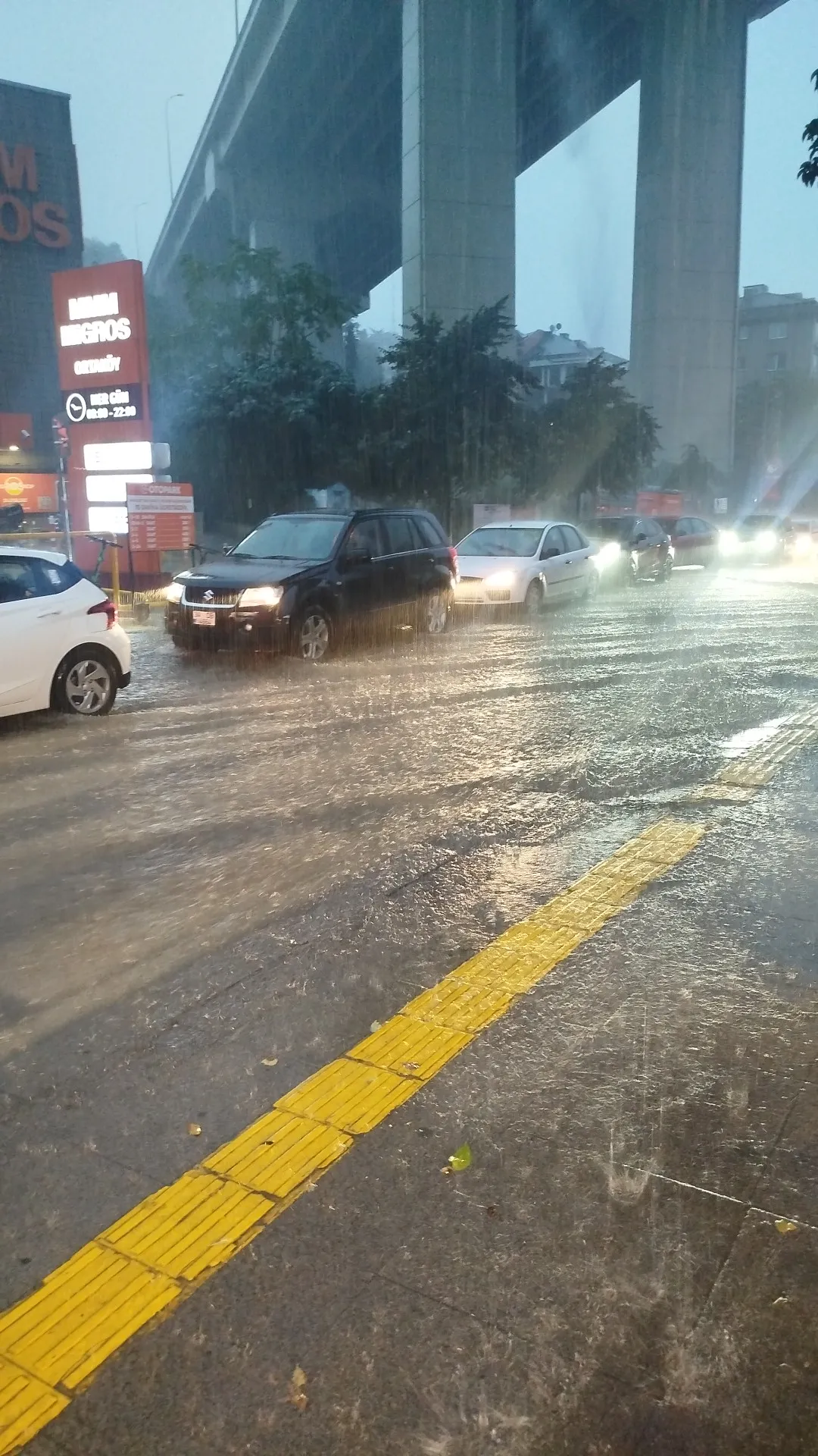 Overstroomde straat in de wijk Ortaköy in Istanbul na de zware regenval van 14 oktober 2026