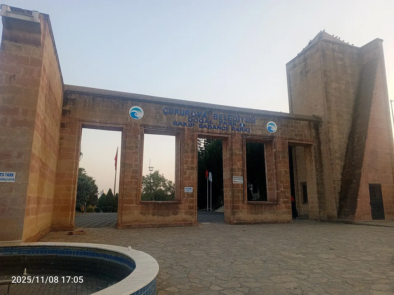 Het gemeentehuis van Çukurova, het district van Adana waarvan de burgemeester werd geschorst in het corruptieonderzoek.