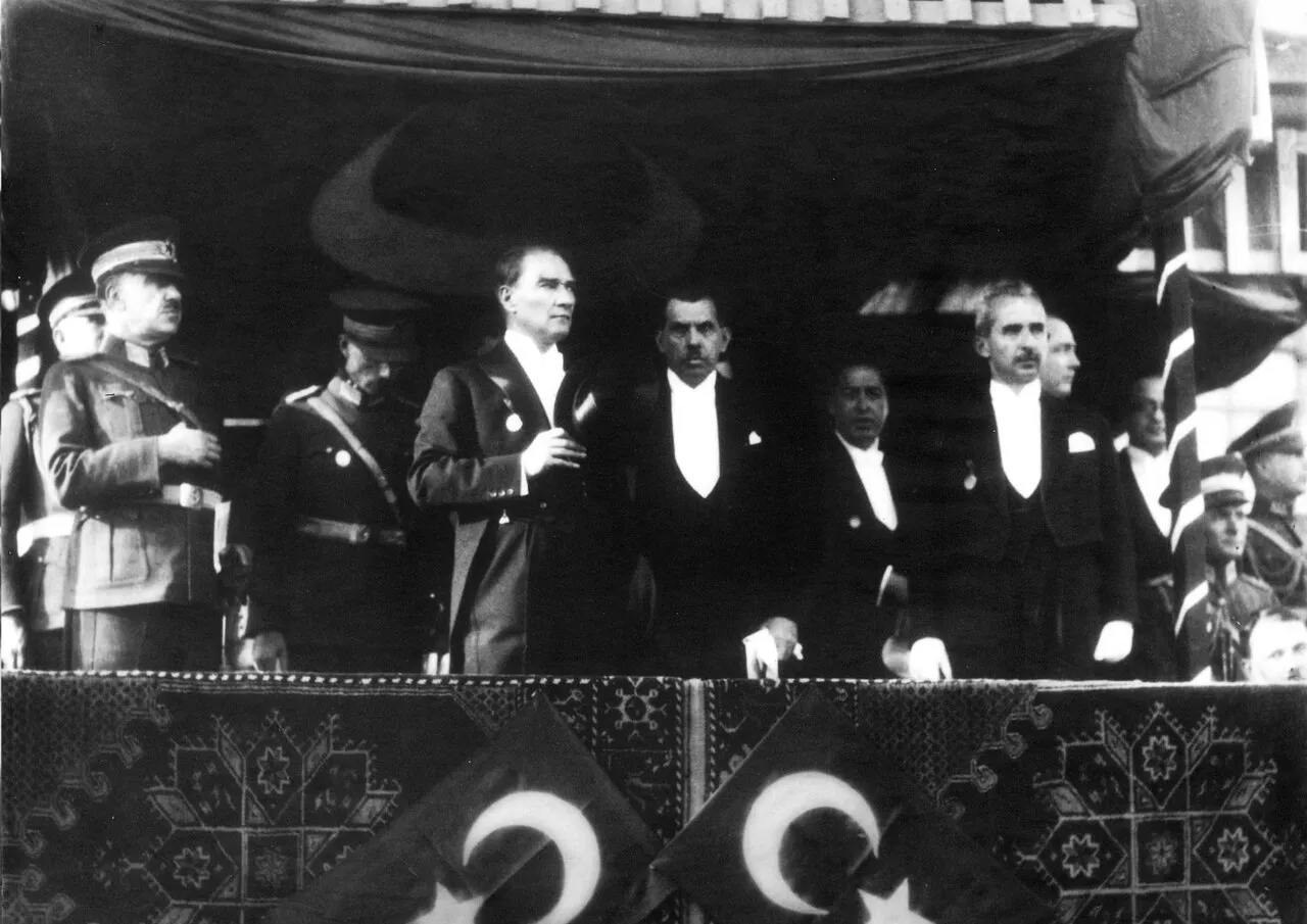 Mustafa Kemal Atatürk spreekt tijdens de viering van het tienjarig bestaan van de Turkse Republiek in 1933.