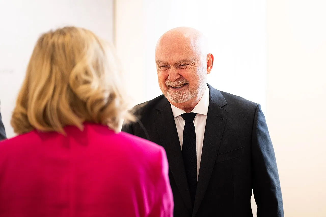 Feridun Sinirlioğlu, destijds secretaris-generaal van de OVSE, tijdens een ontvangst in Wenen in mei 2025.