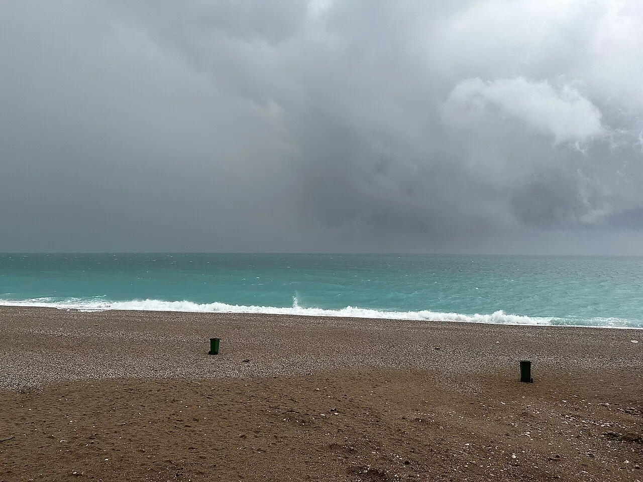 Een donkere, zware stormlucht boven Antalya kort voor een zware regenbui