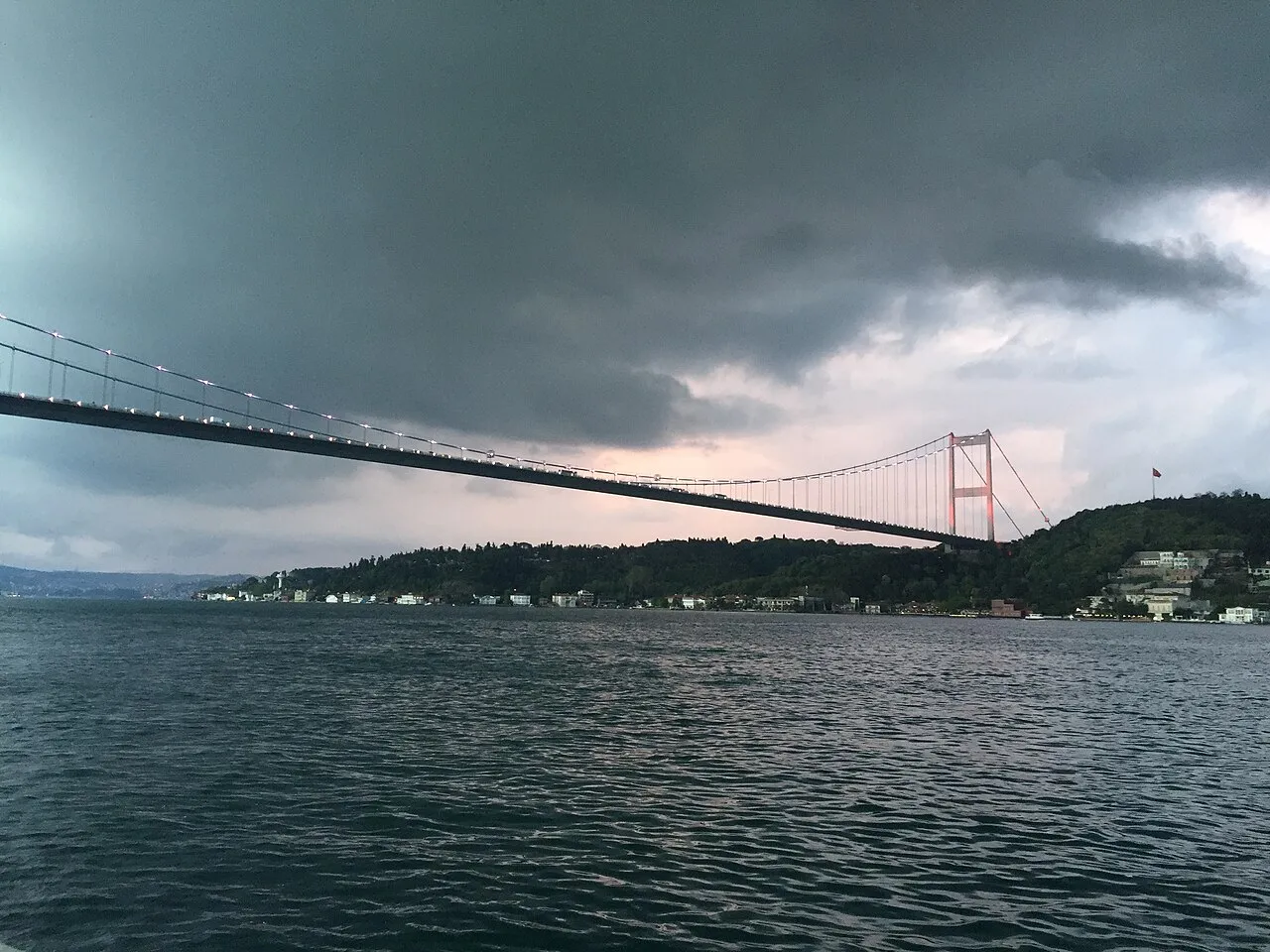 De Fatih Sultan Mehmet-brug over de Bosporus in Istanbul, kort na een zware regenbui