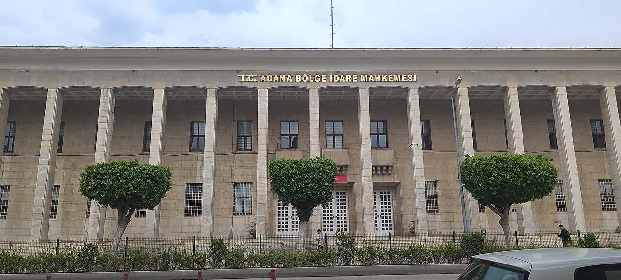 De oude rechtbank (Eski Adliye Binası) in Adana, de stad waar het onderzoek naar Yıkamacılar werd geleid.