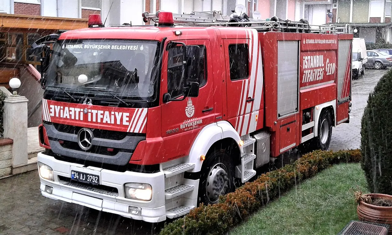 Brandweerwagen van de İstanbul brandweer (İBB İtfaiye), de dienst die de brand bij het ziekenhuis bestreed.