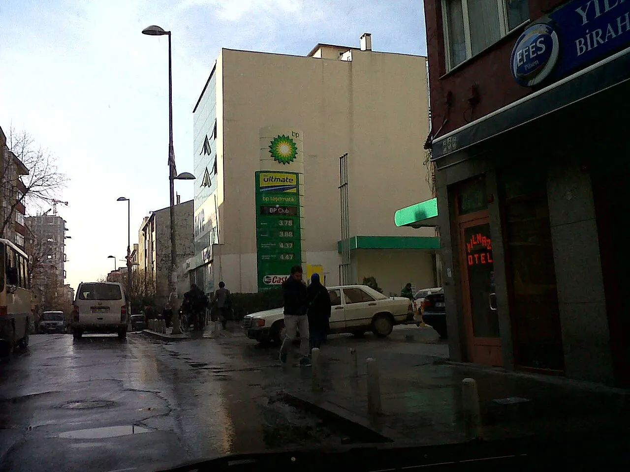 Een BP-benzinestation in Gültepe, Istanbul, Turkije.