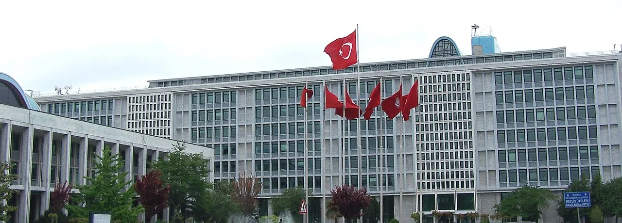 Het stadhuis van de gemeente Istanbul, één van de gemeentebesturen die in dit topic centraal staan