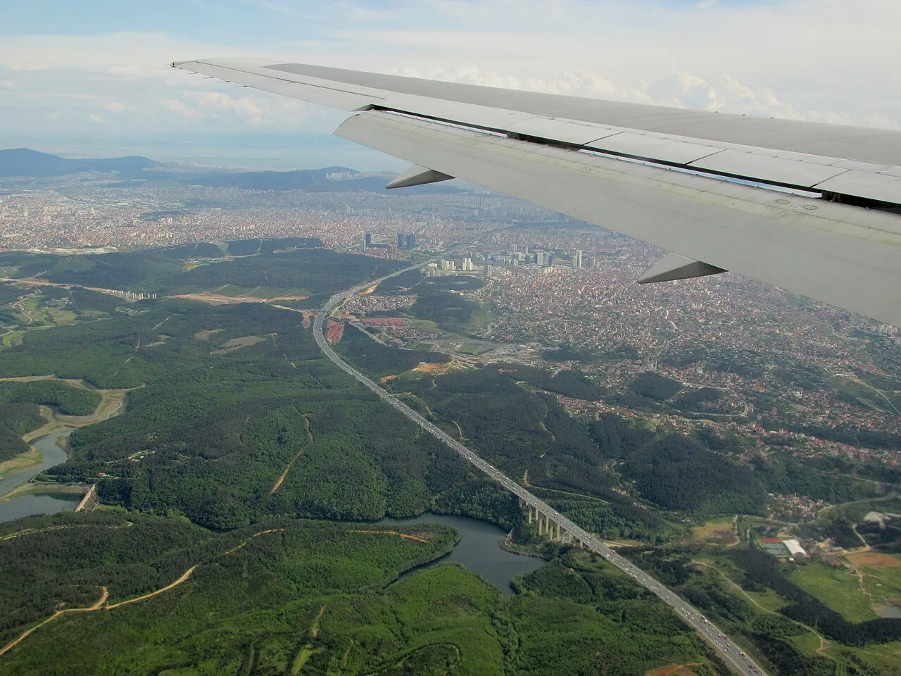 Elmalı-stuwmeer bij Istanbul, met de ringweg O-2 op de achtergrond.