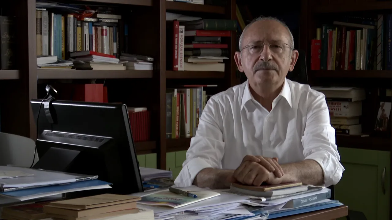 CHP-leider Kemal Kılıçdaroğlu tijdens een video-toespraak.