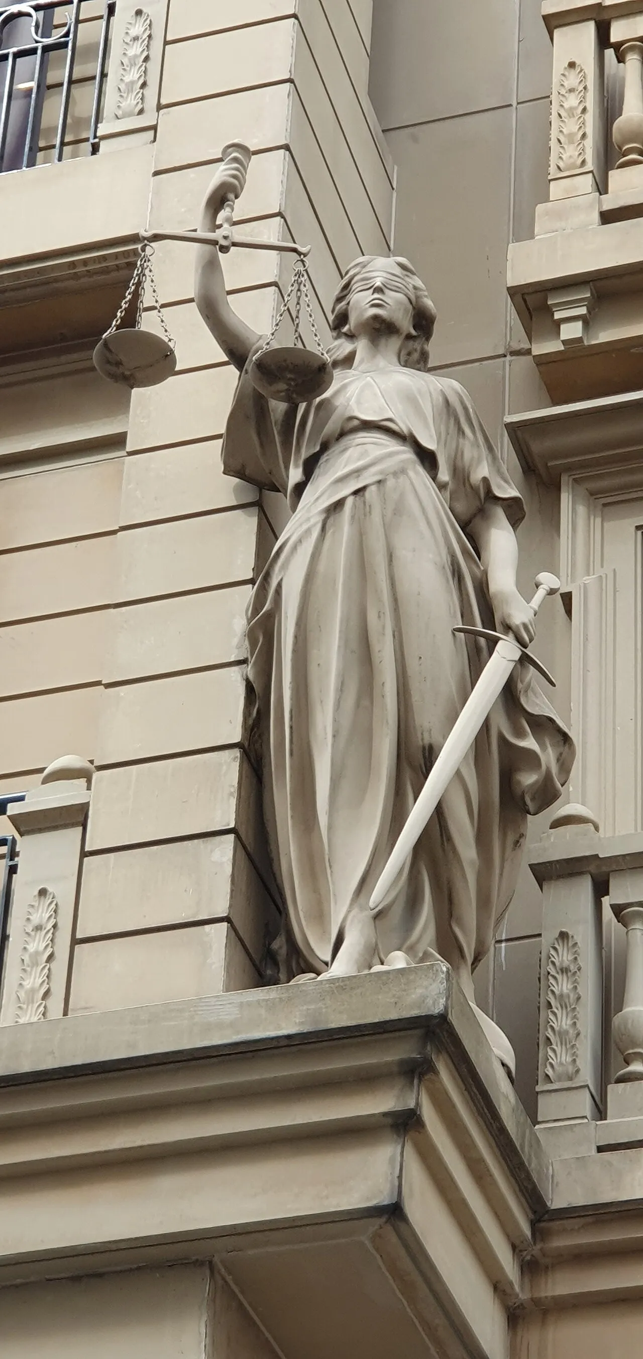 Het Vrouwe Justitia-beeld bij het gebouw van de Istanbulse Orde van Advocaten aan de İstiklal Caddesi.
