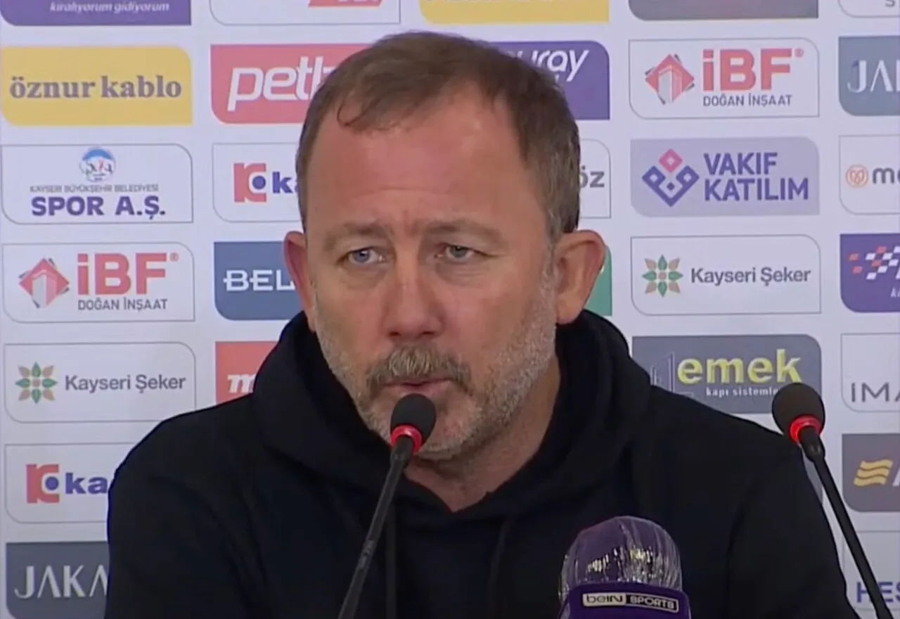 Sergen Yalçın tijdens een persconferentie na een wedstrijd van Beşiktaş in januari 2021.