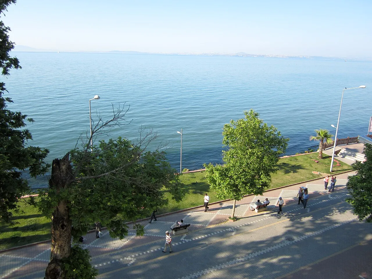 een luchtfoto van de kust van Yalova aan de Zee van Marmara