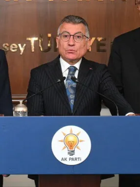 AKP-fractievoorzitter Abdullah Güler tijdens de presentatie van een wetsvoorstel in 2026.