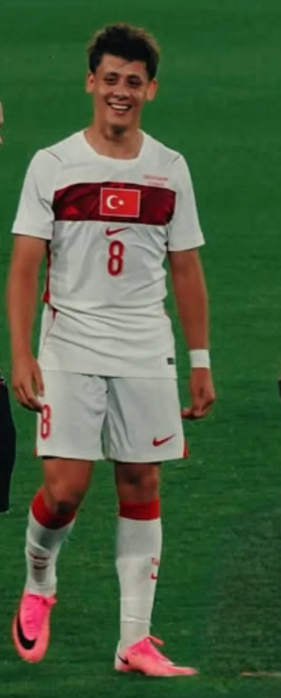 Arda Güler in actie voor het Turkse nationale voetbalelftal in 2025