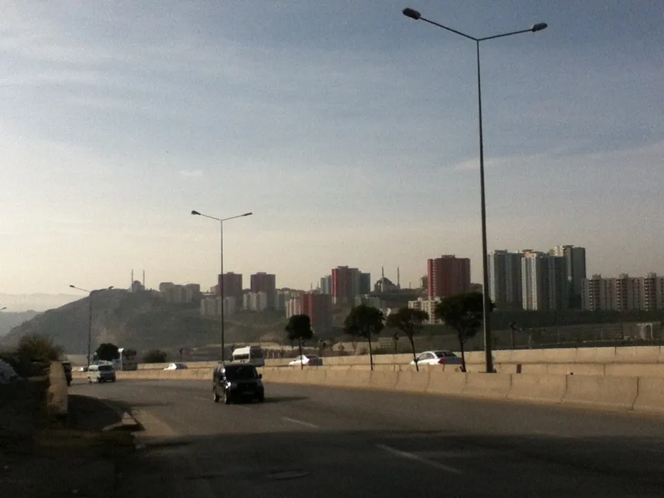 Weg door het Ankara-district Pursaklar, met de skyline van Ankara op de achtergrond.