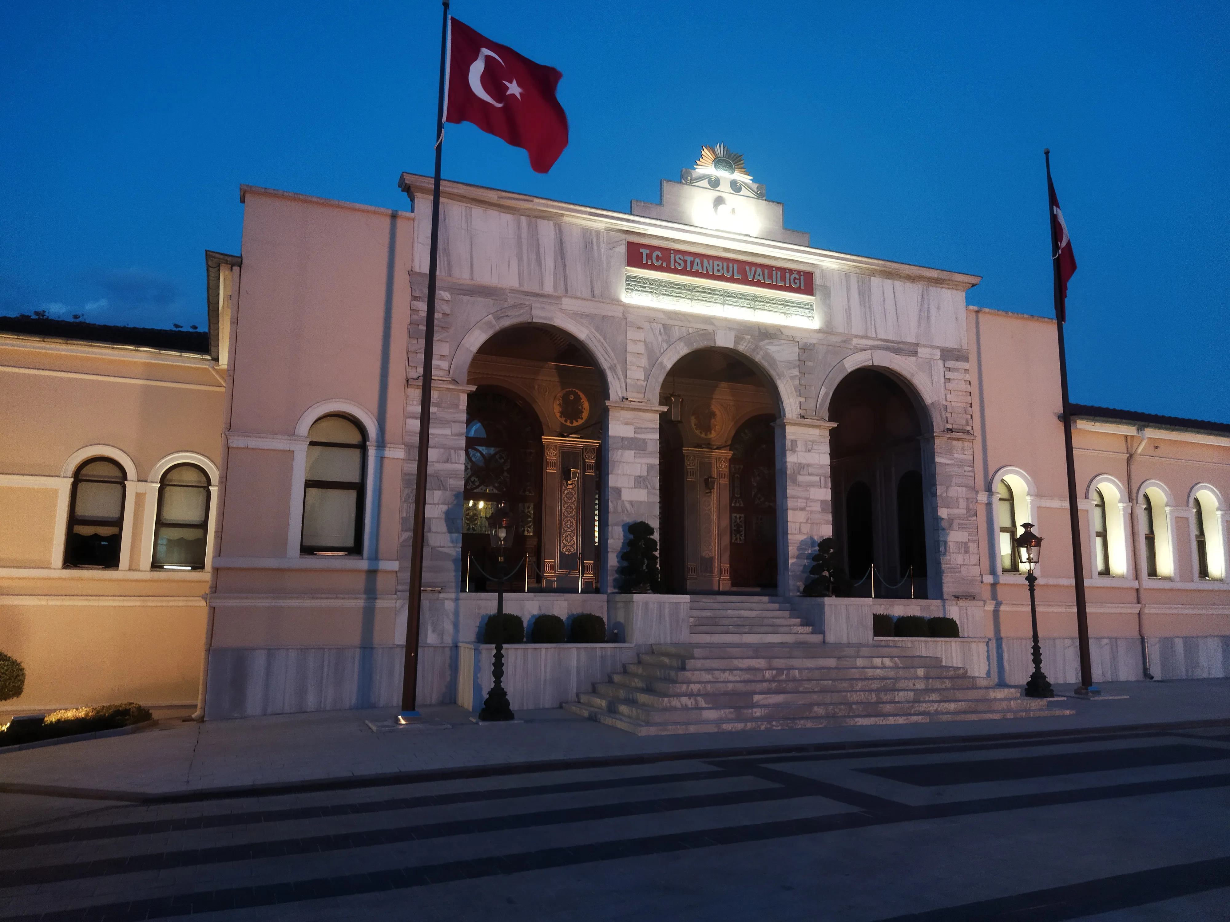 Het gebouw van het gouvernement van Istanbul, dat de hulpverlening bij de instorting in Maltepe coördineert